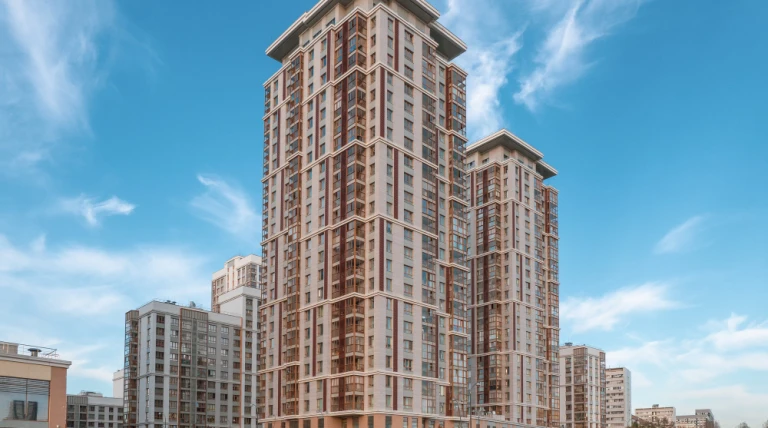 modern-residential-neighborhood-moscow-skyscrapers-background-evening-blue-sky-1.webp