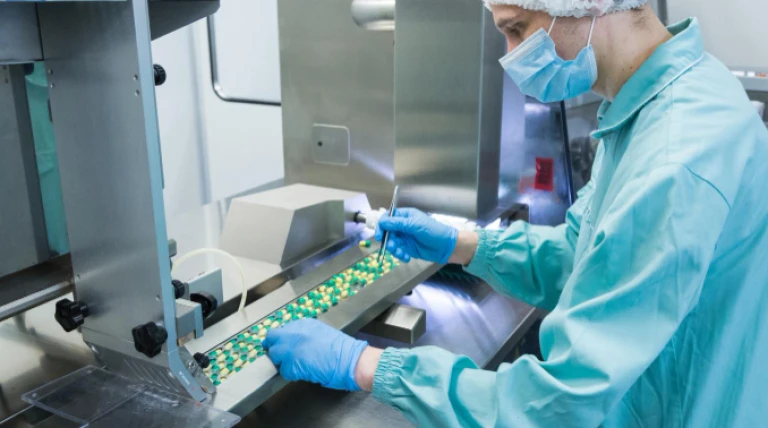 pharmaceutical-industry-man-worker-protective-clothing-operating-production-tablets-sterile-working-conditions-odmb0-ov5ap.webp