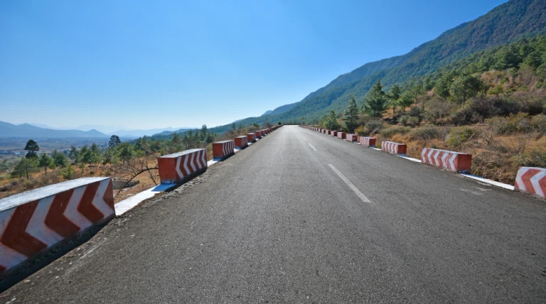 road-with-vanishing-point.webp